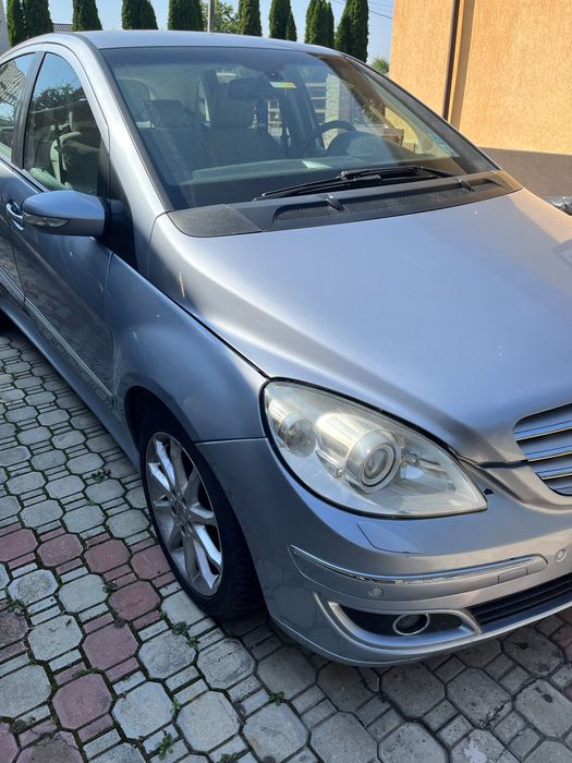 Mercedes-Benz  B180