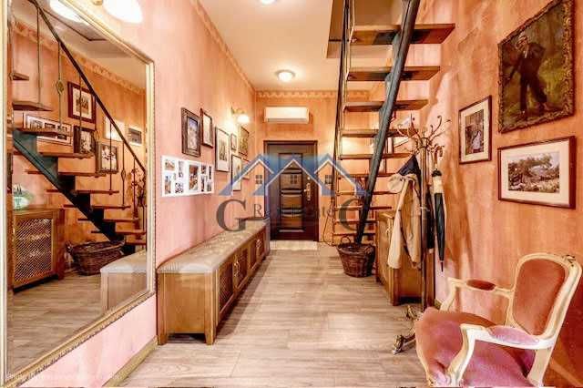 Къща 330м2, 2 гаража, басейн,5 спални, двор 675м2, 440000евро,Приселци