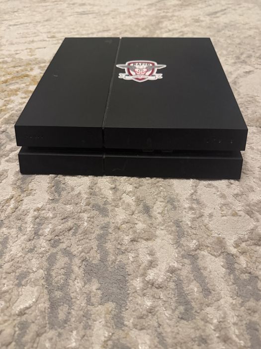 Vând PlayStation 4