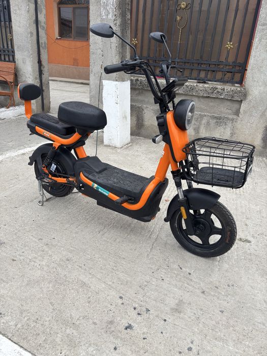 Scuter electric moped electric urban, cu două locuri.
