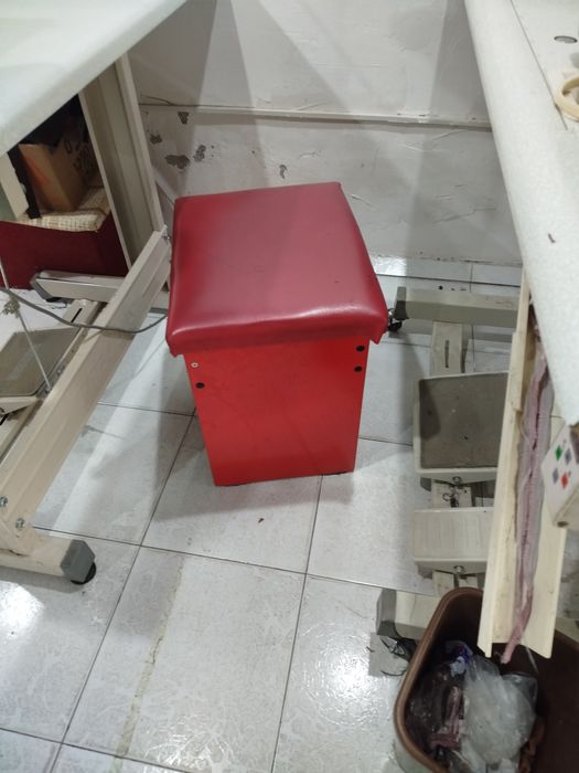 Atelye uchun stollar va pufiklar sotiladi