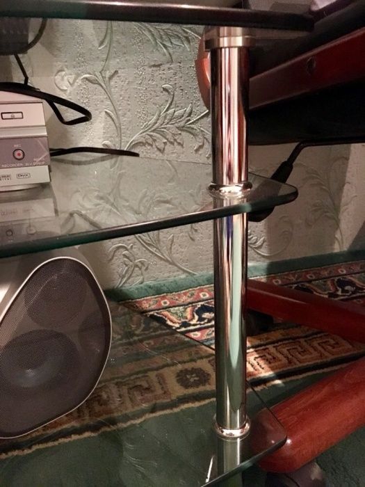 Продам стеклянную тумбу под телевизор