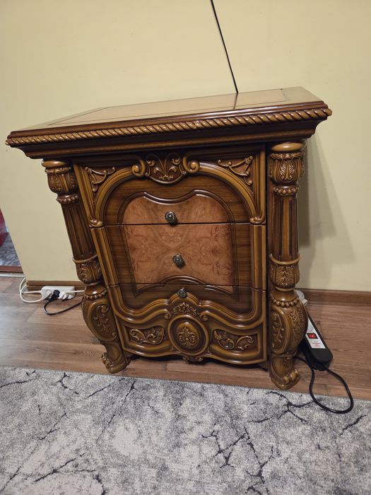 Mobila de dormitor din lemn masiv