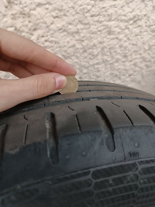 Vând anvelope Continental 215/55 R17