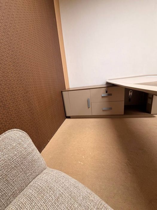 Продается директорский стол / Офисная мебель