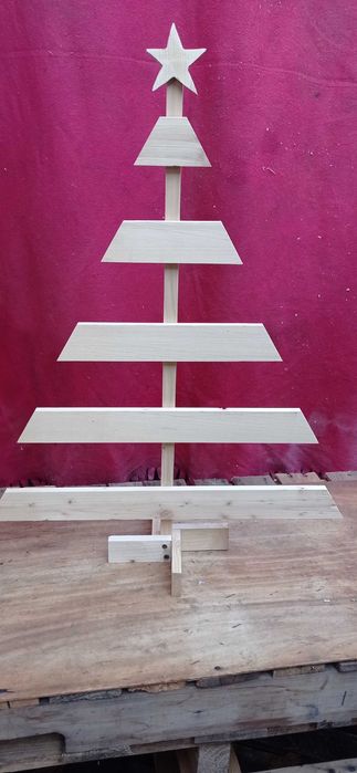 Ръчно изработени дървени елхички