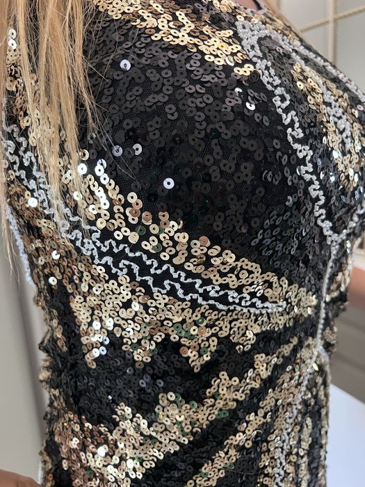 Rochie neagră cu franjuri si paiete