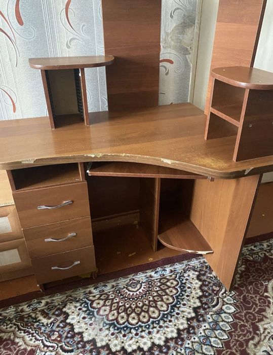 Компьютерный стол даром!