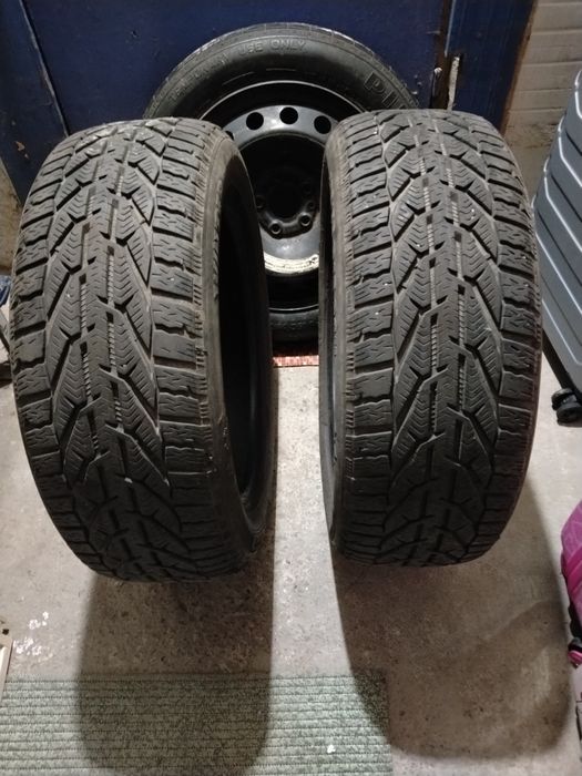 Vând 2 anvelope Taurus