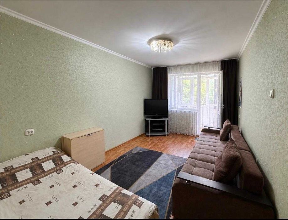 -ПРОдам 2 комн на 5 микр-не. Этаж средний! Не угловая!