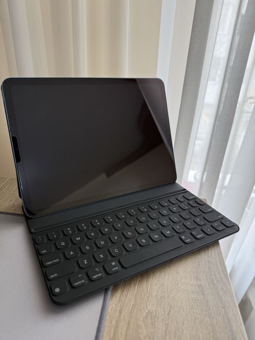 iPad Air 5   10.9”  Wi-Fi + Cellular bonus Magic Keyboard