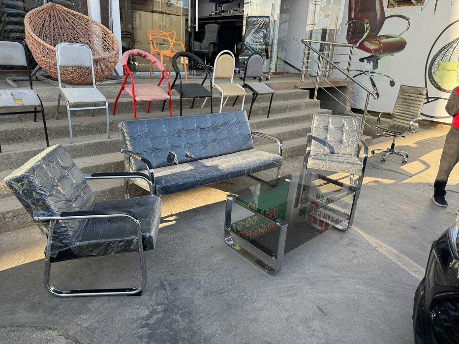 Офисный диван в комплекте с 2мя креслами