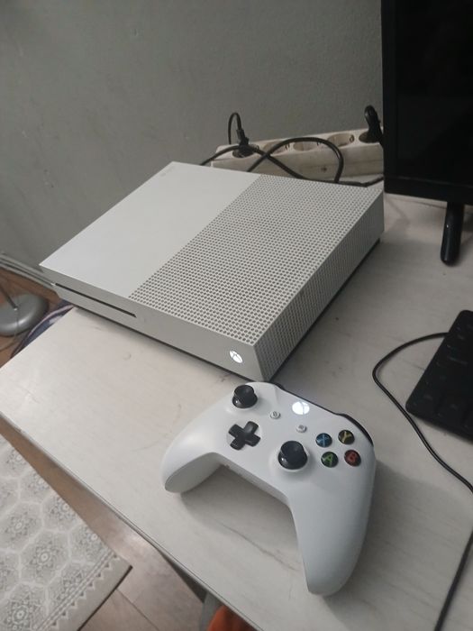 Vând xbox one cu jocuri