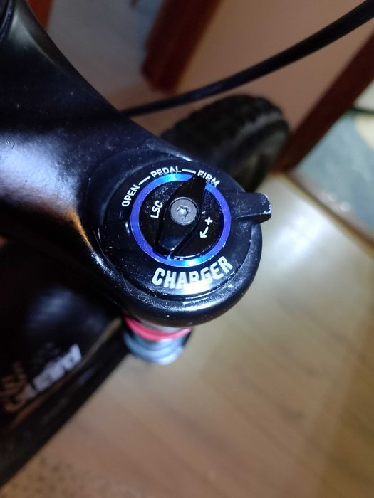 Vând furca rockshox lyric ultimate 27'5 15x110 cu puține zgârieturi pe lowere