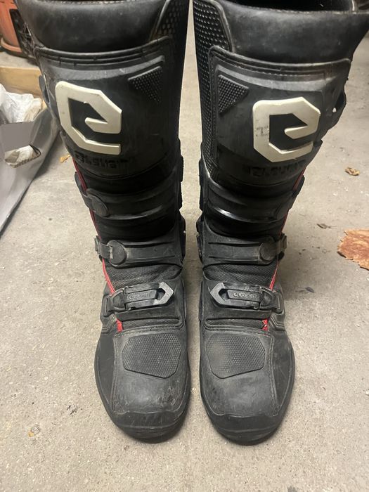 Продавам бутуши X-PRIVILEGE BLACK за кросов мотор в отлично състояние