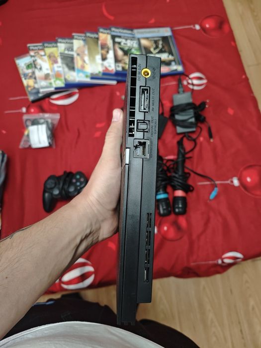 Mega Pachet Consolă Sony PlayStation 2 (PS2 Slim) + 2 Controllere + Microfoane + 8 Jocuri