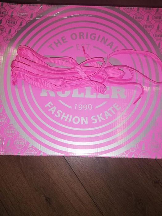 Розови кънки със светещо сърце