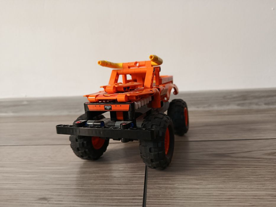 Vând lego tehnico (monster jam) 2 in 1