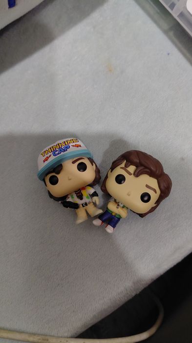 Продам 2 фигурки "очень странные дела"