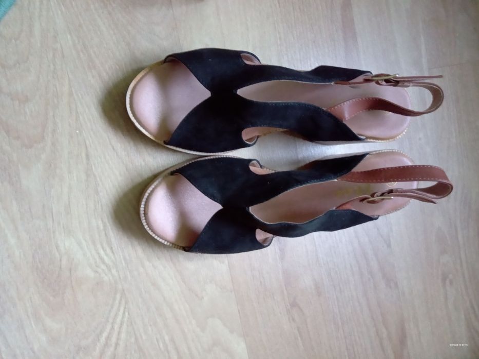 Vând sandale de plaja si saboti decupați negri