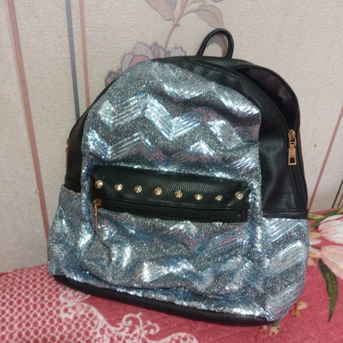 Продам рюкзачки женские