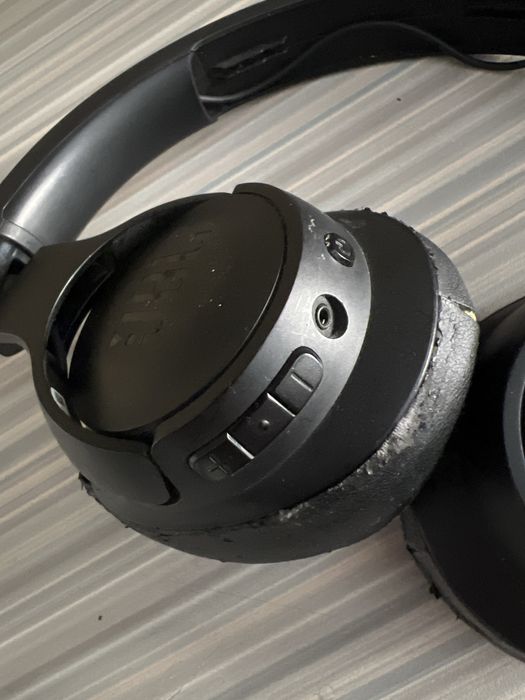 черные наушники JBL