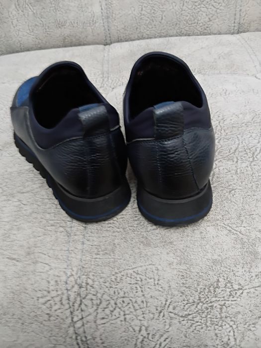 Продаётся обувь.