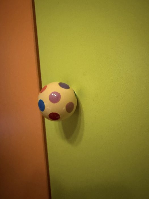 Яркий шкаф для детской комнаты