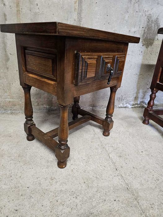 Испанско масивно шкафче