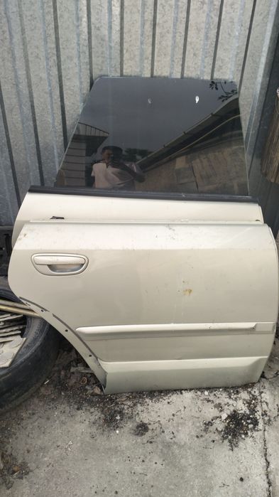 Продам 2шт дверь субару аутбэк