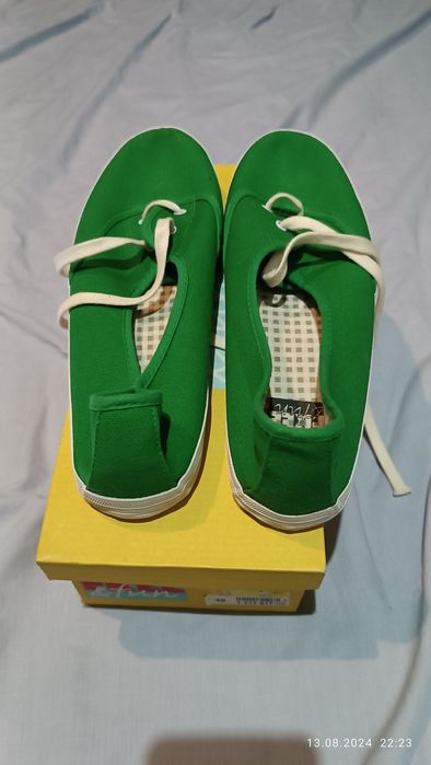 Tenisi verzi mărimea 40