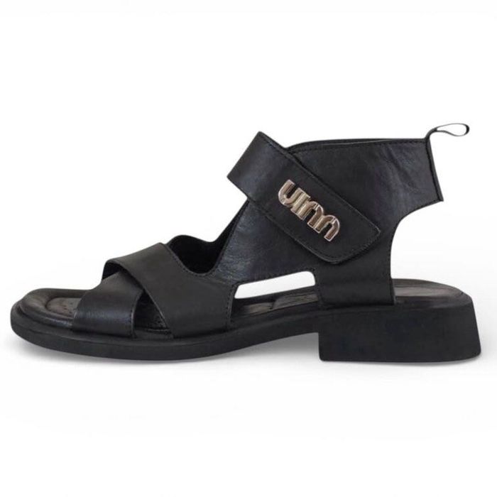 Модерни дамски сандали от естествена кожа.