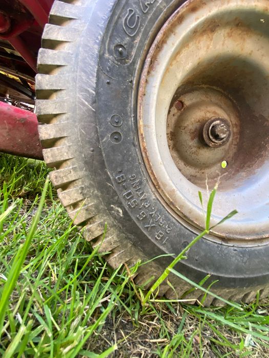 Tractor de tuns iarba