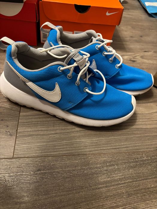 Маратонки  NIKE.