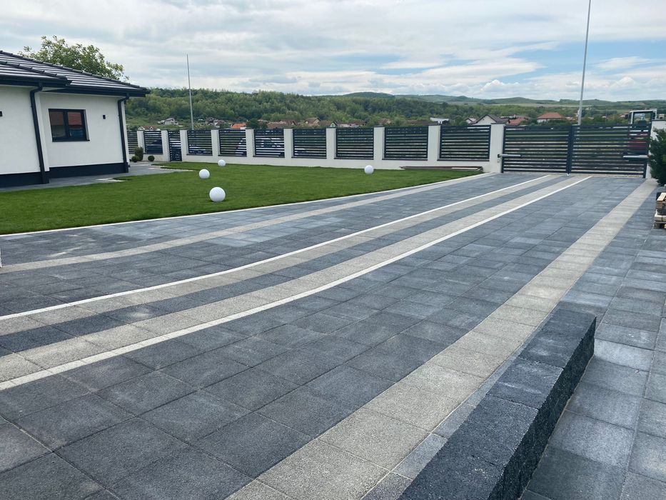 Amenajări : montaj pavaj , spații verzi . gazon artificial