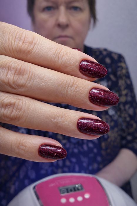 Требуется модель на ногти!