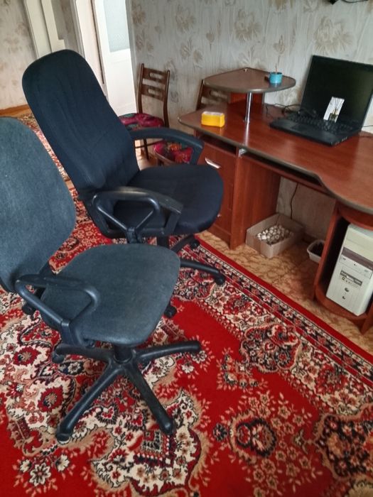 Офисные кресла на колесиках