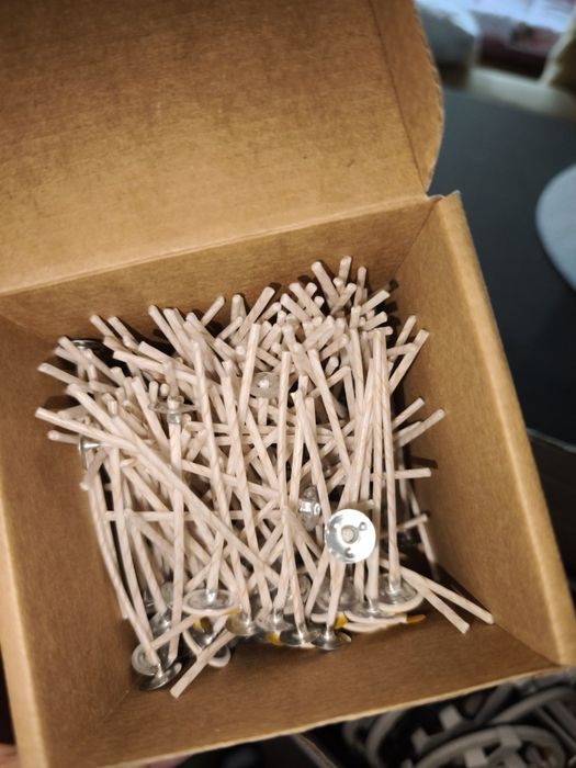 Vand matrite, recipiente si fitile pentru productia de lumanari parfum