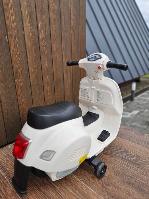 Vespa Motocicleta Electrica pentru Copii Baterie 6V Faruri si Claxon 18-36 luni Alba