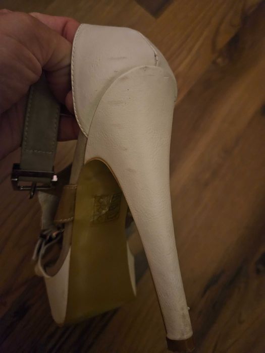 Бели сандали на ток