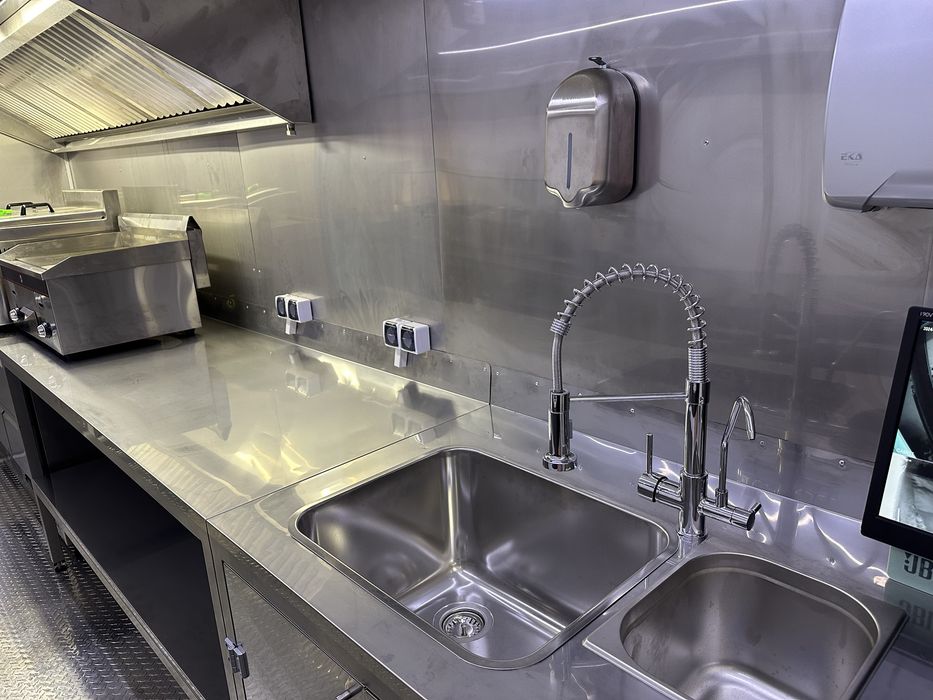 ПОД НАЕМ Търговска каравана / мобилна кухня