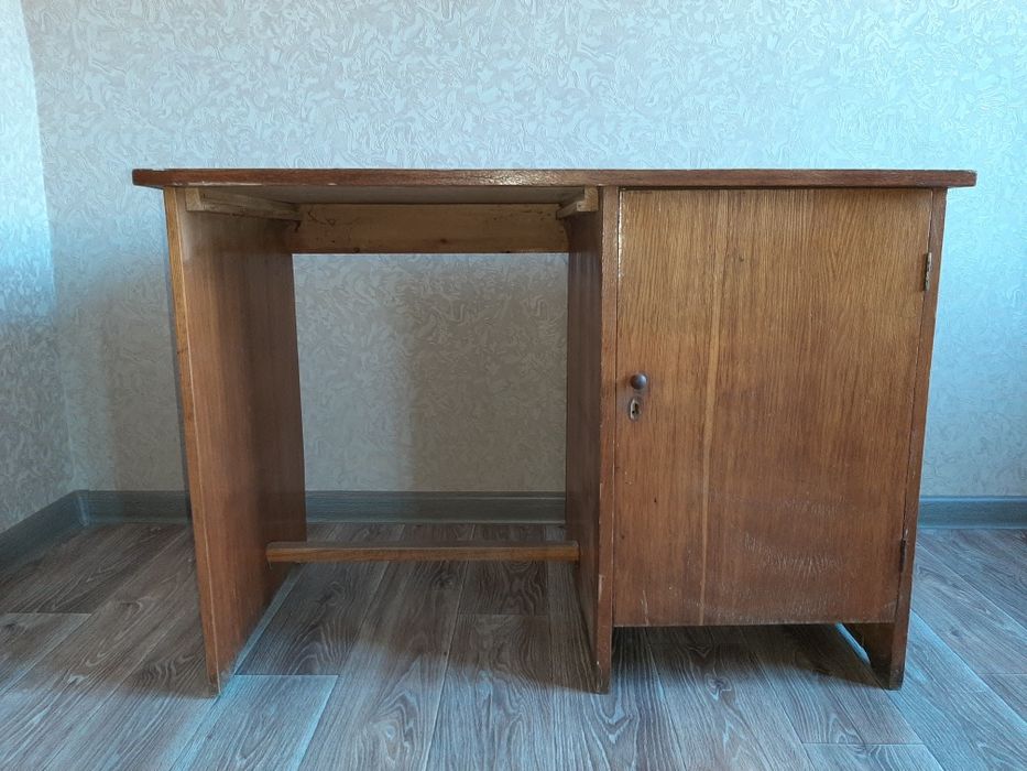 Продам деревяный  письменный стол