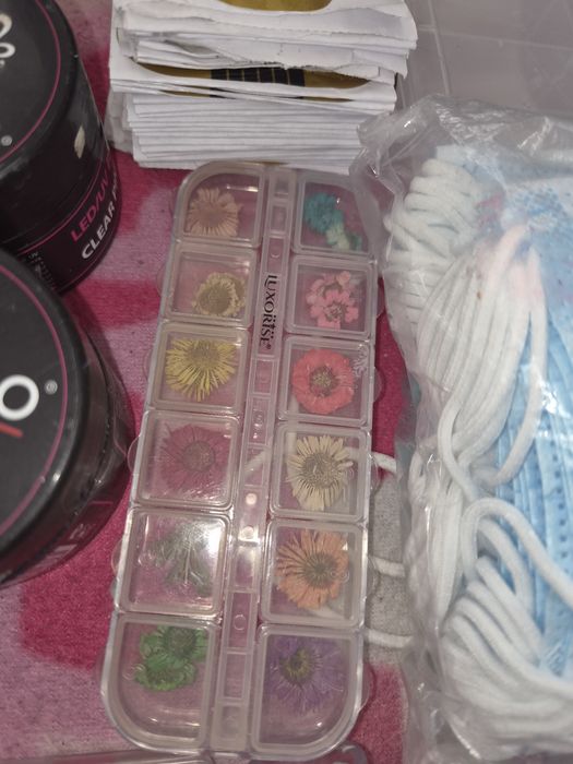 Vând lot de produse unghi