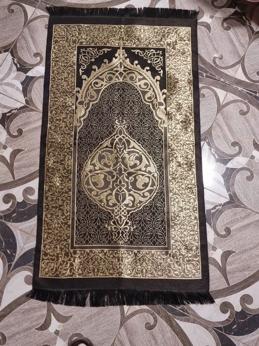 Ислямски религиозен комплект – Коран, тесбих, килимче и голяма Кааба