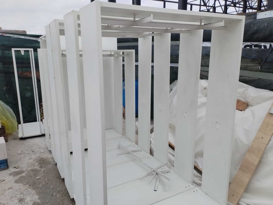 Vand mobilier pentru magazin de  haine