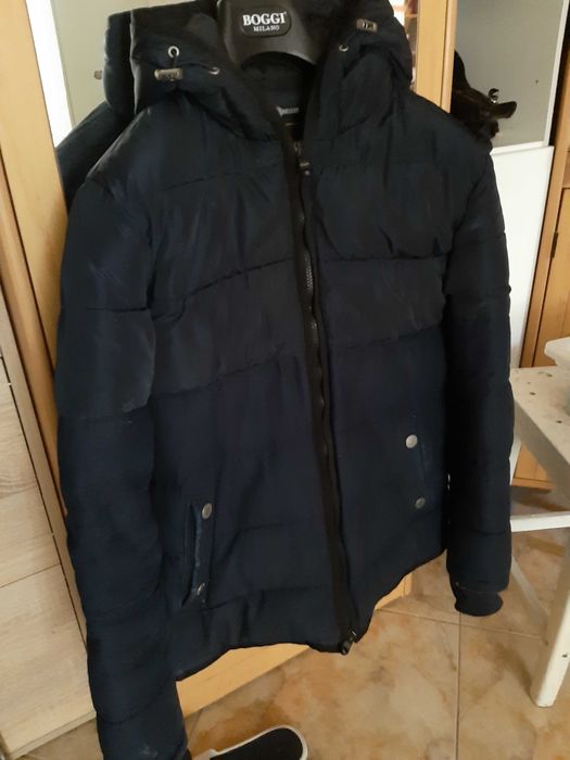 Geaca ZARA de iarna, stare buna, cu fermoarele originale, functionale.