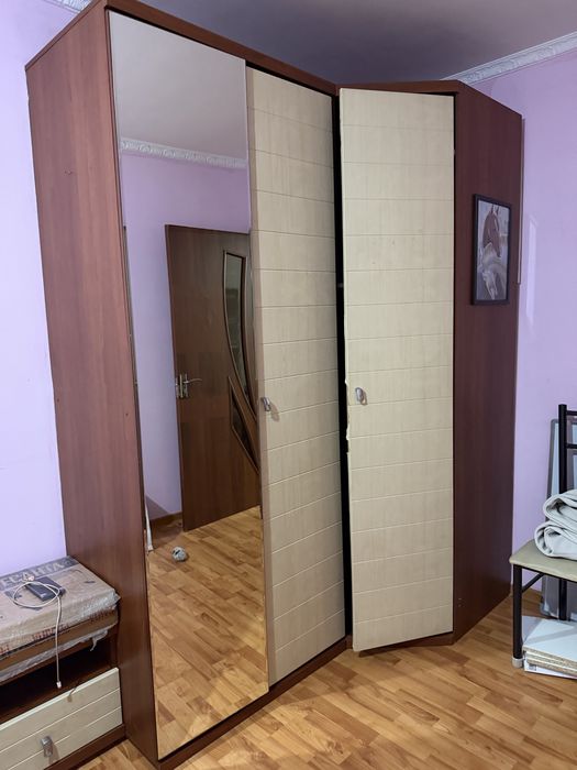 Угловой плательный шкаф с 2 тумбами