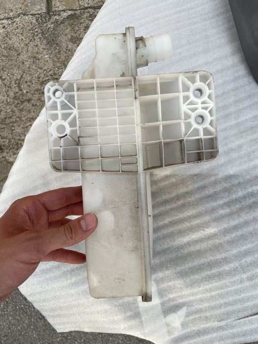 VW Golf 6 Казанче за течност