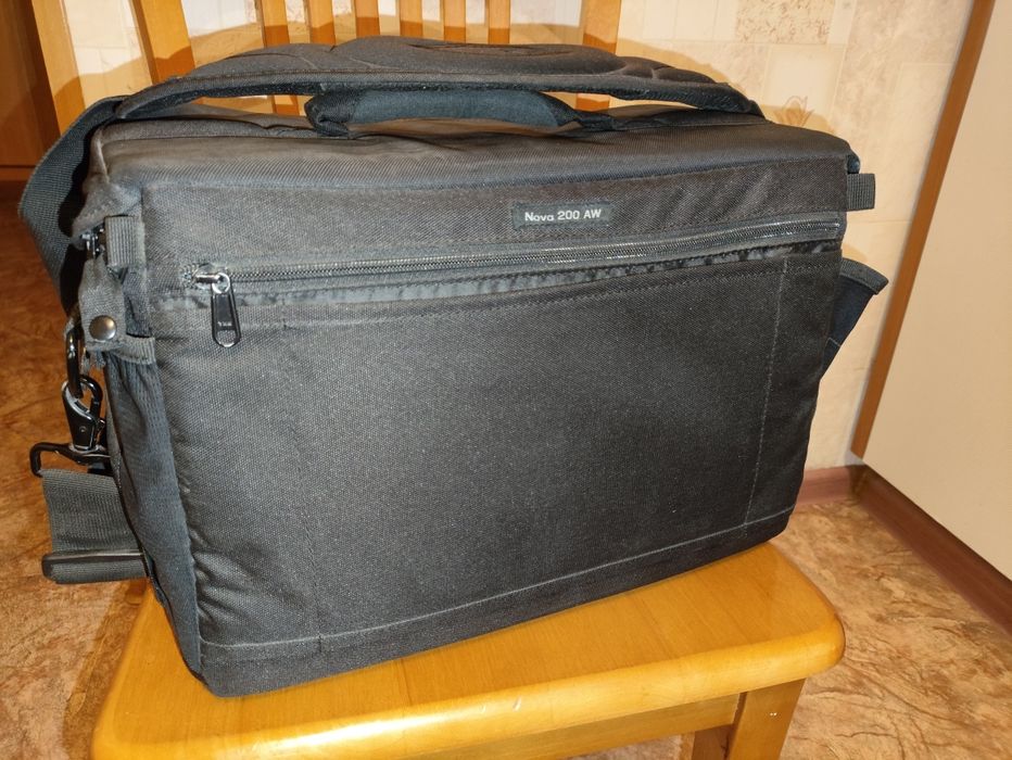 Плечевая сумка Lowepro Nova 200 AW