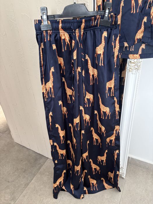 Pijama satin cu girafe